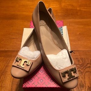 Tory Burch Gigi Pump - Soft Patent Leather - Color / Code Tory Beige 251